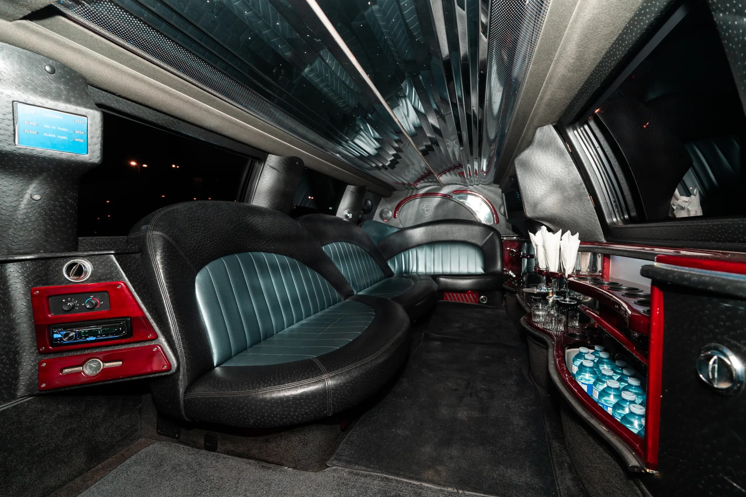 Lincoln Navigator Limo gallery 1