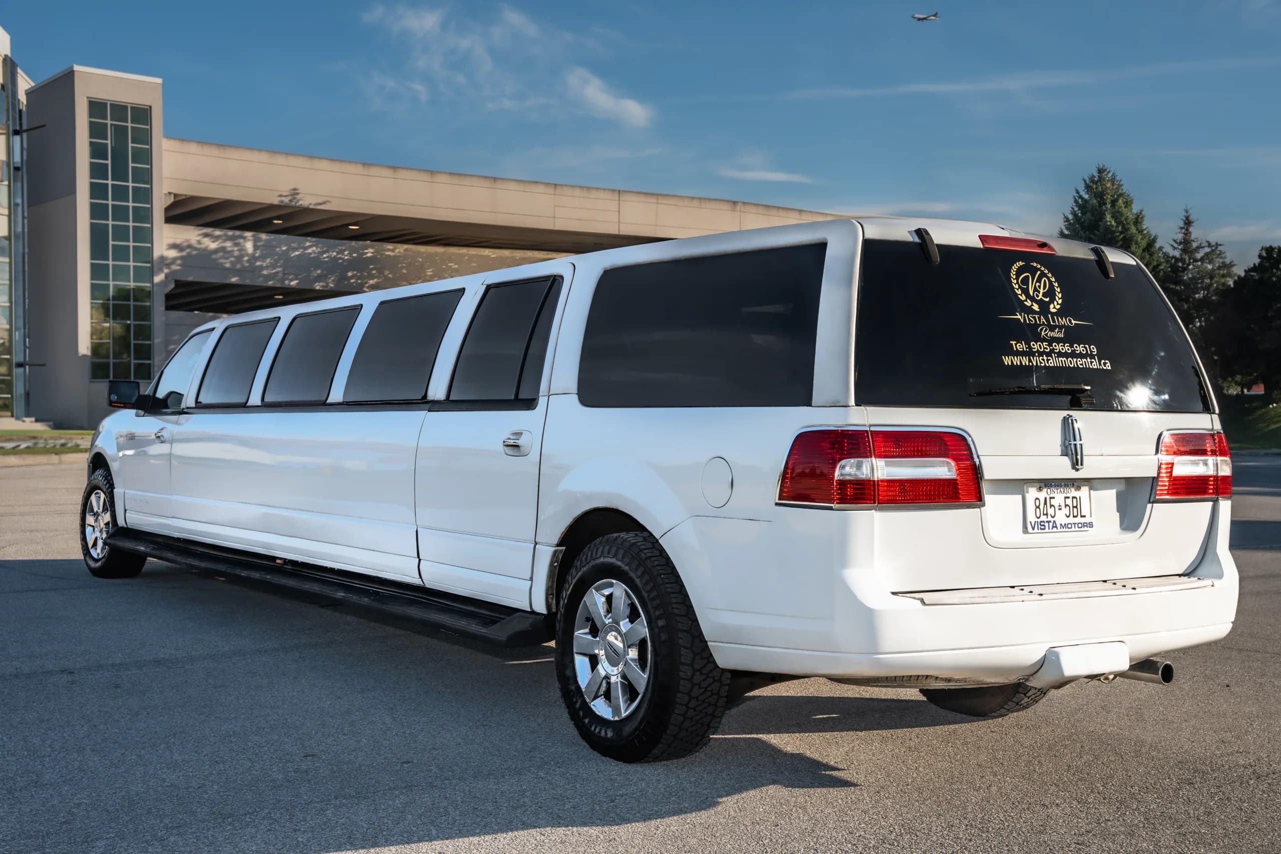 Lincoln Navigator Limo gallery 2